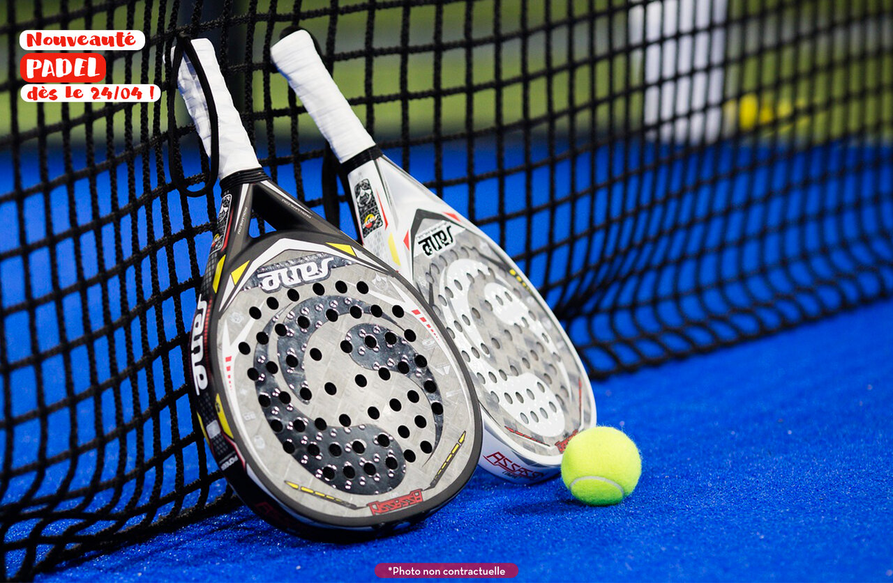 Padel rackets and ball at CAPFUN Falaises campsite in Gonneville sur Mer (14).