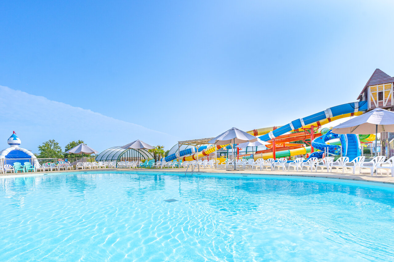 Outdoor pool, water slides, sun loungers at CAPFUN Falaises, Gonneville sur Mer (14).