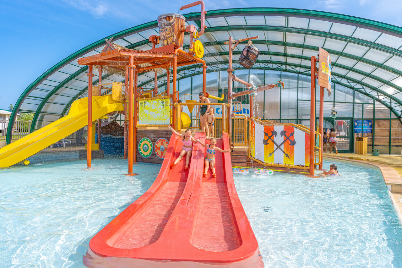 Covered water slides and aquatic games at CAPFUN Falaises in Gonneville sur Mer (14).