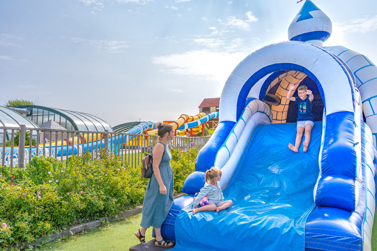 Inflatable slide for children and water park at CAPFUN Falaises campsite in Gonneville sur Mer (14).