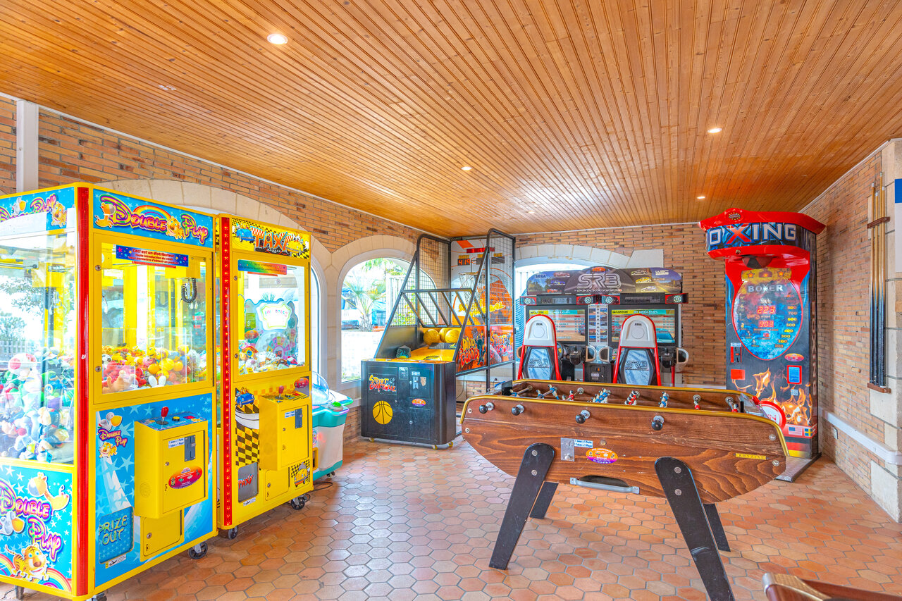 Arcade games, foosball table, entertainment at CAPFUN Falaises campsite in Gonneville sur Mer.