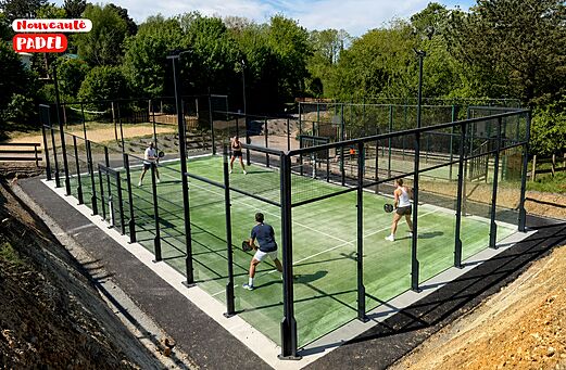 New padel court with players at CAPFUN Falaises campsite in Gonneville sur Mer.