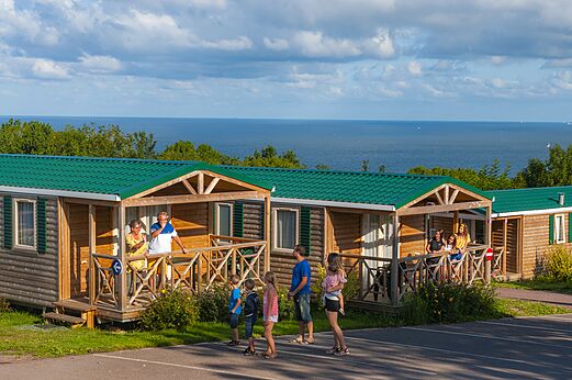 Mobile homes with terraces and sea view at CAPFUN Falaises campsite in Gonneville sur Mer (14).