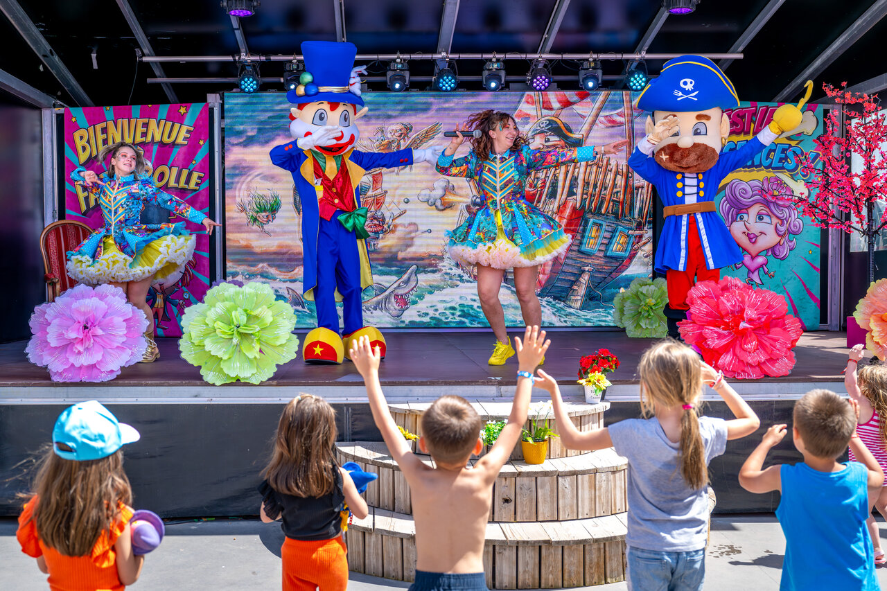 Children's entertainment, mascots and dancers at CAPFUN F�erix campsite in Marseillan Plage.