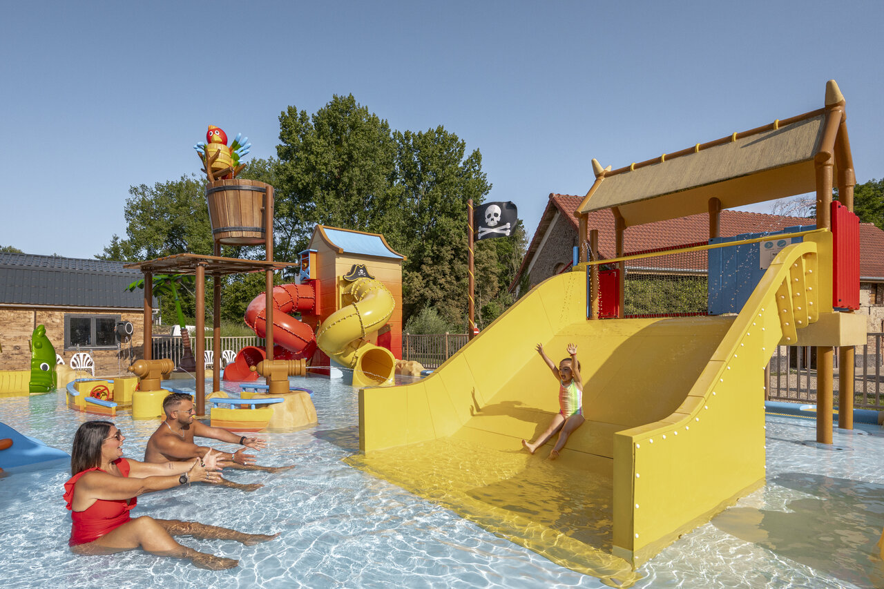 Yellow water slide, water games and family at camping CLICOCHIC Ferme des Aulnes in NAMPONT SAINT MARTIN (80).