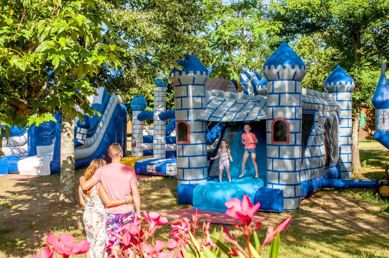 Inflatable play park with children and slides at CLICOCHIC Filament campsite in Thoiras (30).