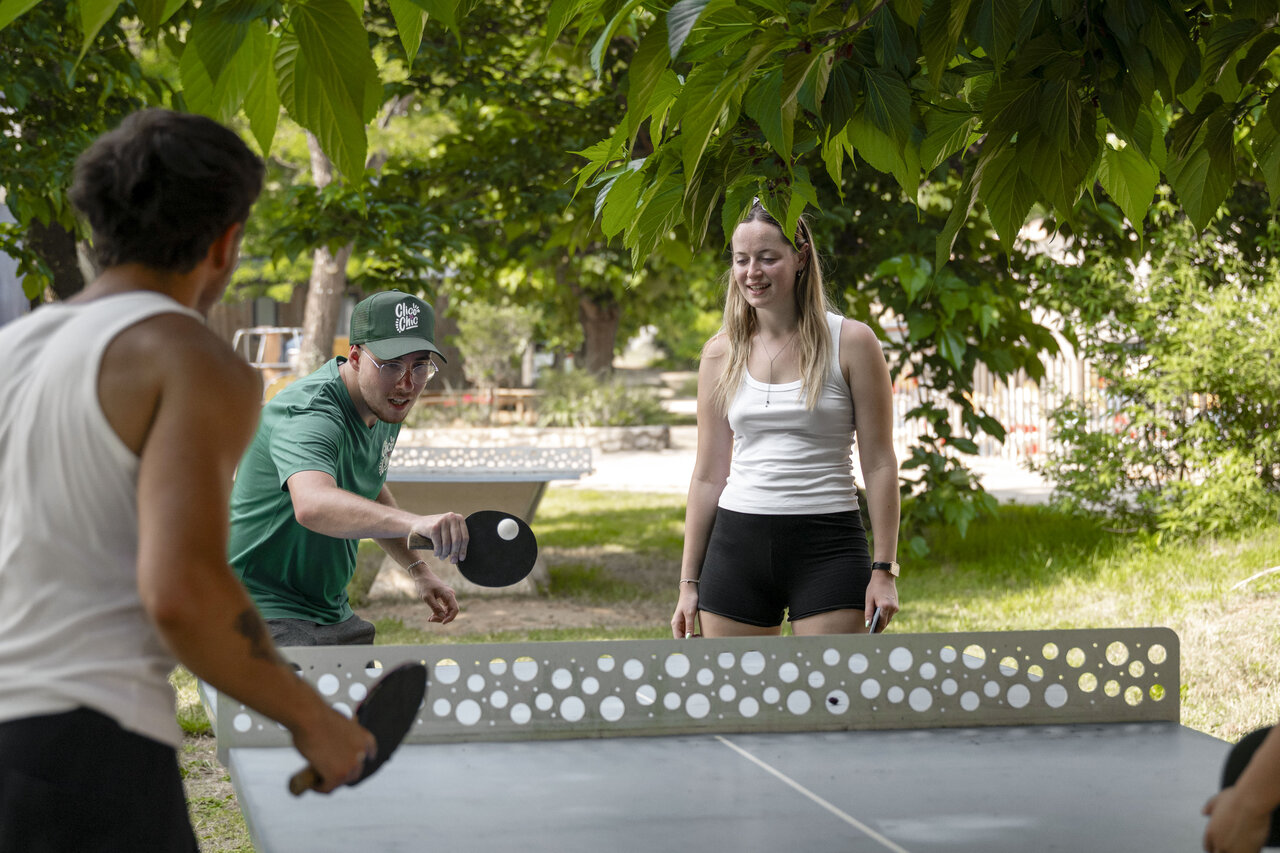 Outdoor table tennis game between young people at CLICOCHIC Filament campsite in Thoiras (30).