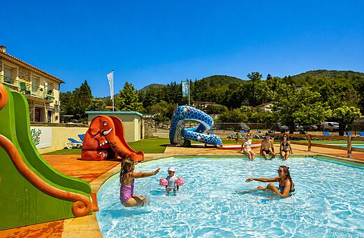 Outdoor swimming pool with fun slides and water games at CLICOCHIC Filament campsite in Thoiras (30).