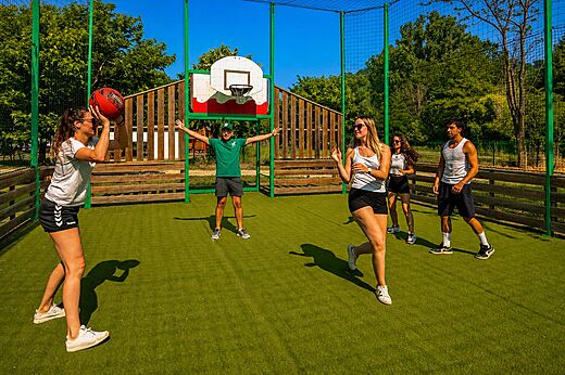 Multisport court with young people playing basketball at CLICOCHIC Filament campsite in Thoiras (30).