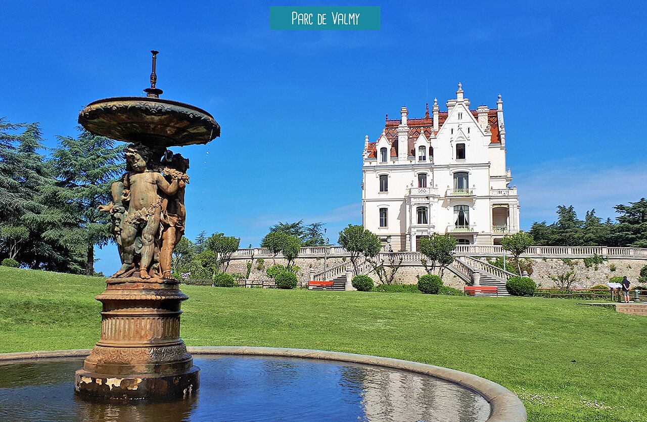 Fontaine sculpt�e et ch�teau historique du Parc de Valmy, Argel�s-sur-Mer.