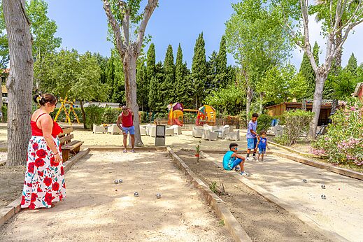 Petanque, children's games at VAGUES OCEANES Au Flamenco campsite in Argel�s-sur-Mer.