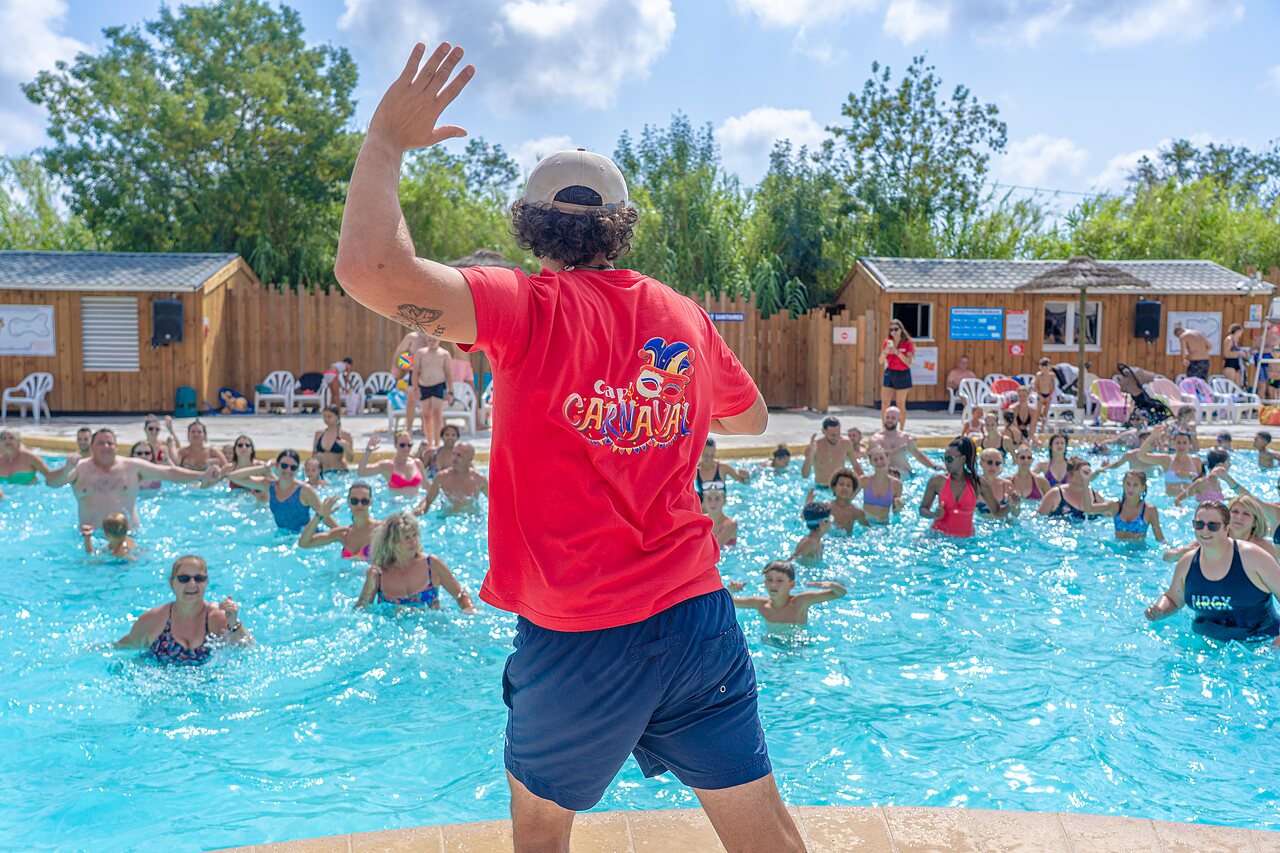 Dynamic water animation in the outdoor swimming pool at CAPFUN Fleurs d'Agde campsite in AGDE (34).