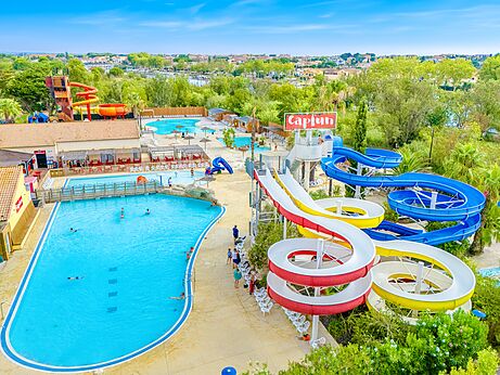 Large water park with pools and giant slides at CAPFUN Fleurs d'Agde campsite in AGDE (34).
