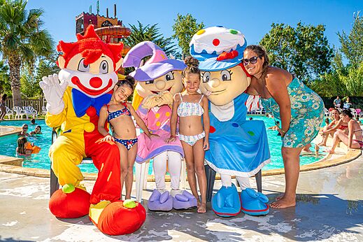 Animation mascots and children at the pool at CAPFUN Fleurs d'Agde (34).