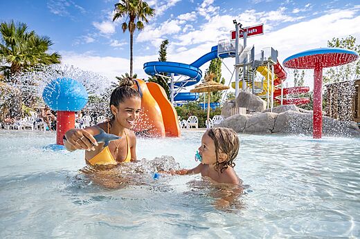 Swimming pool, slides and water games at CAPFUN Fleurs d'Agde, AGDE (34).