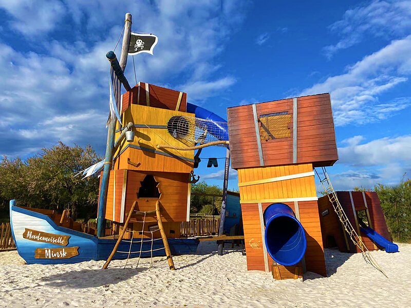 Carabouille playground - Pirate playground with slide and nets at CAPFUN Flots Bleus campsite in VIAS PLAGE (34).