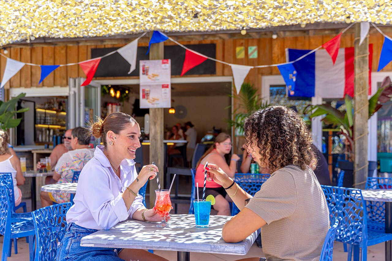 Outdoor bar, guests enjoying cocktails at CAPFUN Flots Bleus, VIAS PLAGE (34).