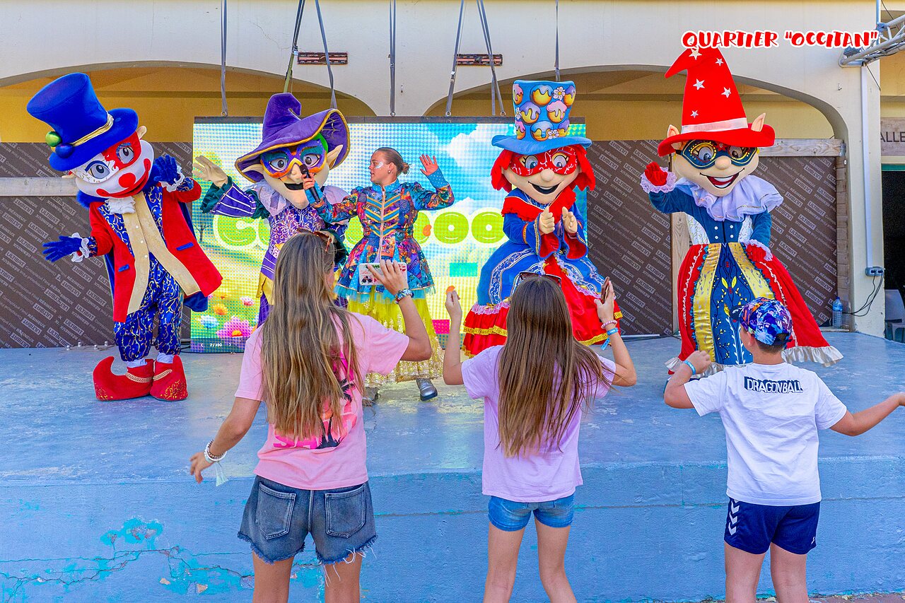 Animation show with mascots for children at CAPFUN Flots Bleus campsite.