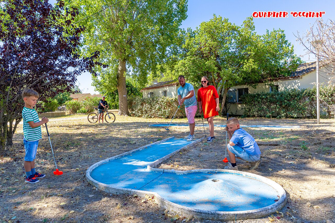 Family mini-golf game at CAPFUN Flots Bleus campsite in VIAS PLAGE (34).