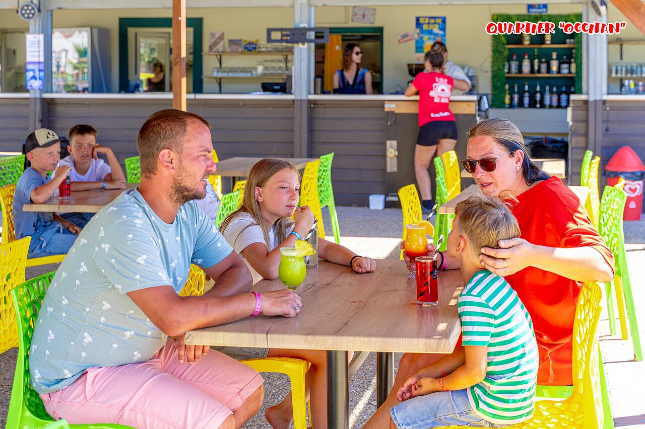 Family at the bar, refreshing drinks at CAPFUN Flots Bleus, VIAS PLAGE.