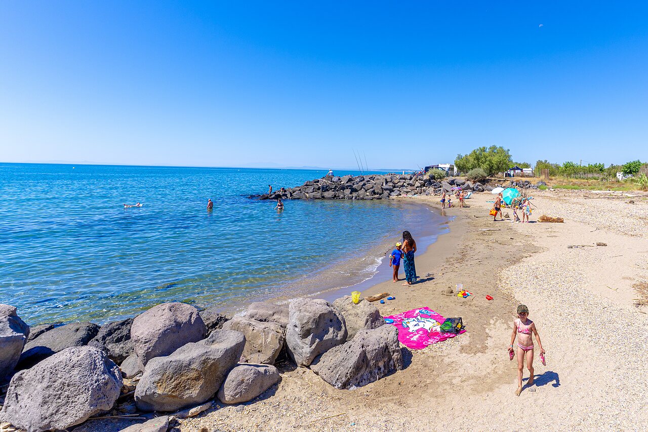Sandy beach, swimmers and sea at CAPFUN Flots Bleus campsite in VIAS PLAGE (34).