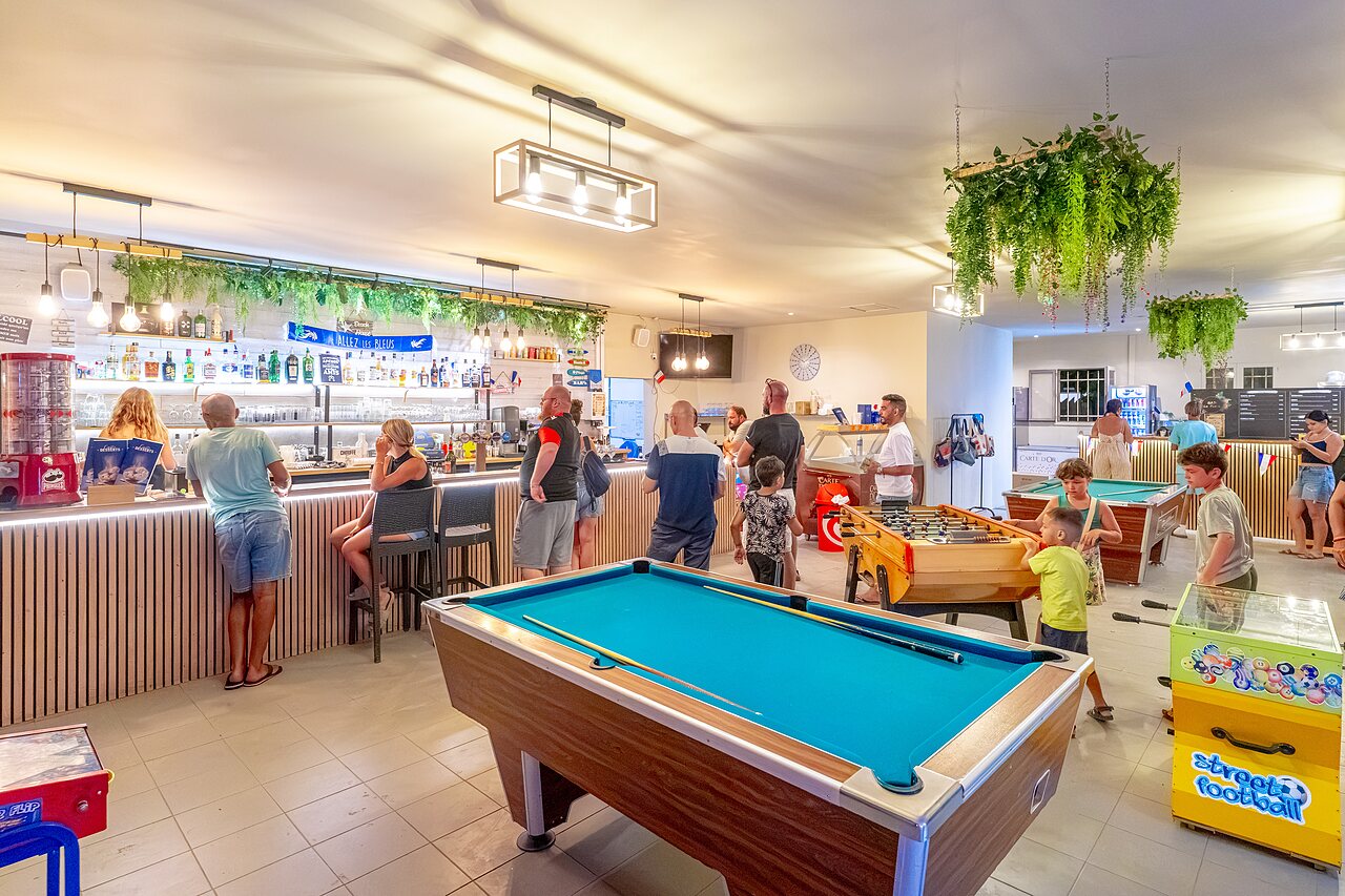 Lively bar, pool and foosball at CAPFUN Flots Bleus campsite in VIAS PLAGE (34).