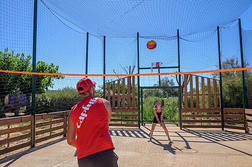 Multisport court with net and ball at CAPFUN Flots Bleus campsite in VIAS PLAGE (34).