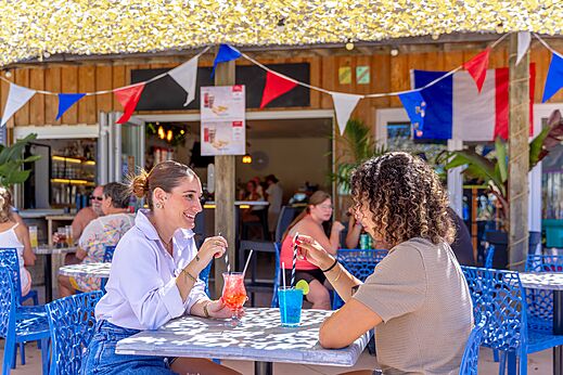 Outdoor bar, guests enjoying cocktails at CAPFUN Flots Bleus, VIAS PLAGE (34).