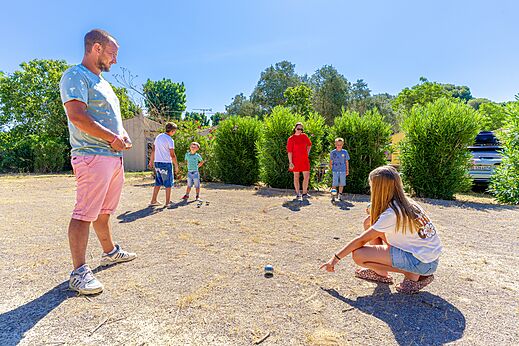 Family playing p�tanque at CAPFUN Flots Bleus campsite, VIAS PLAGE (34).