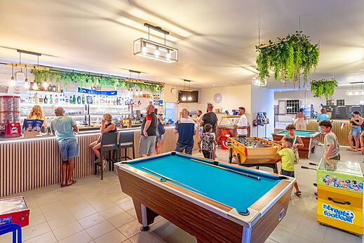 Lively bar, pool and foosball at CAPFUN Flots Bleus campsite in VIAS PLAGE (34).