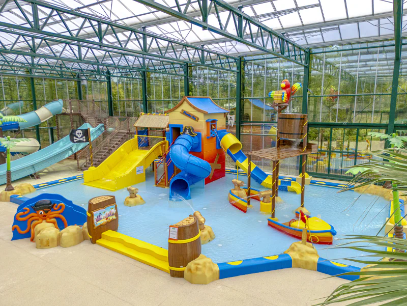 Indoor water park, slides and water games at CLICOCHIC La For�t d'Azal�e campsite in Saint-Ch�ron (91).