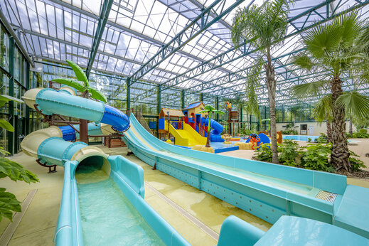 Indoor water slides and games at CLICOCHIC La Forêt d'Azalée campsite.
