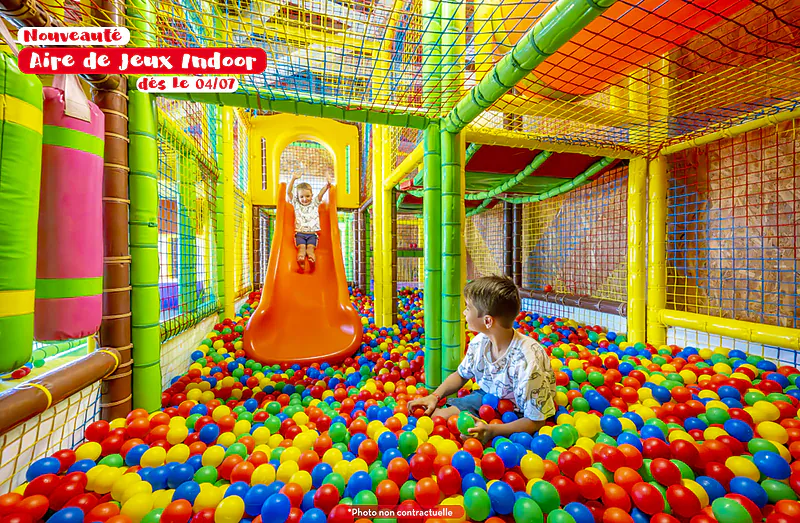Indoor play area, slide, ball pit at CAPFUN Forges campsite in Avrille (85).