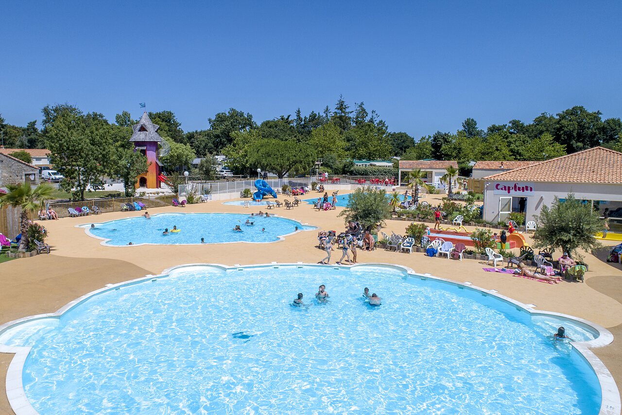 Outdoor pools, slides and water games at CAPFUN Forges campsite in Avrille (85).
