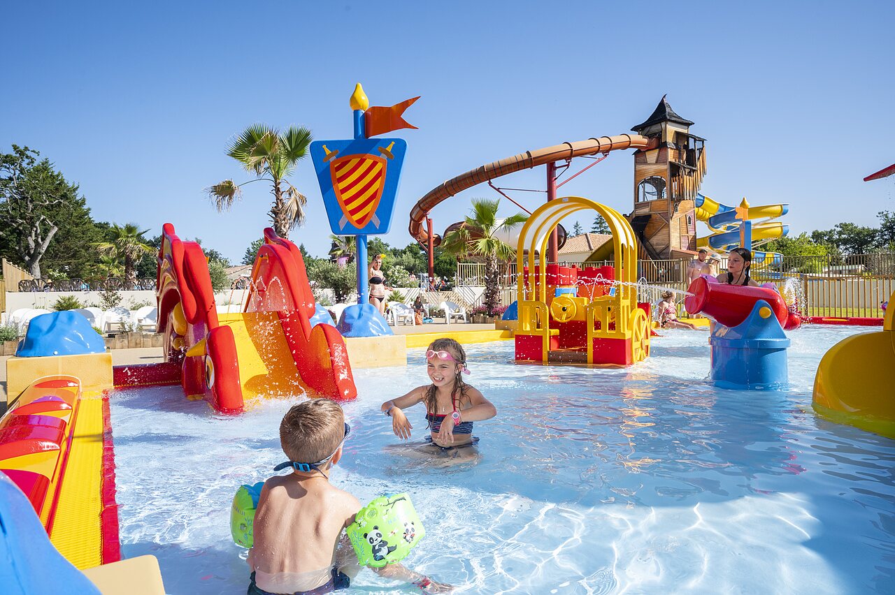 Aquatic play area with slides and children at CAPFUN Forges campsite in Avrille (85).