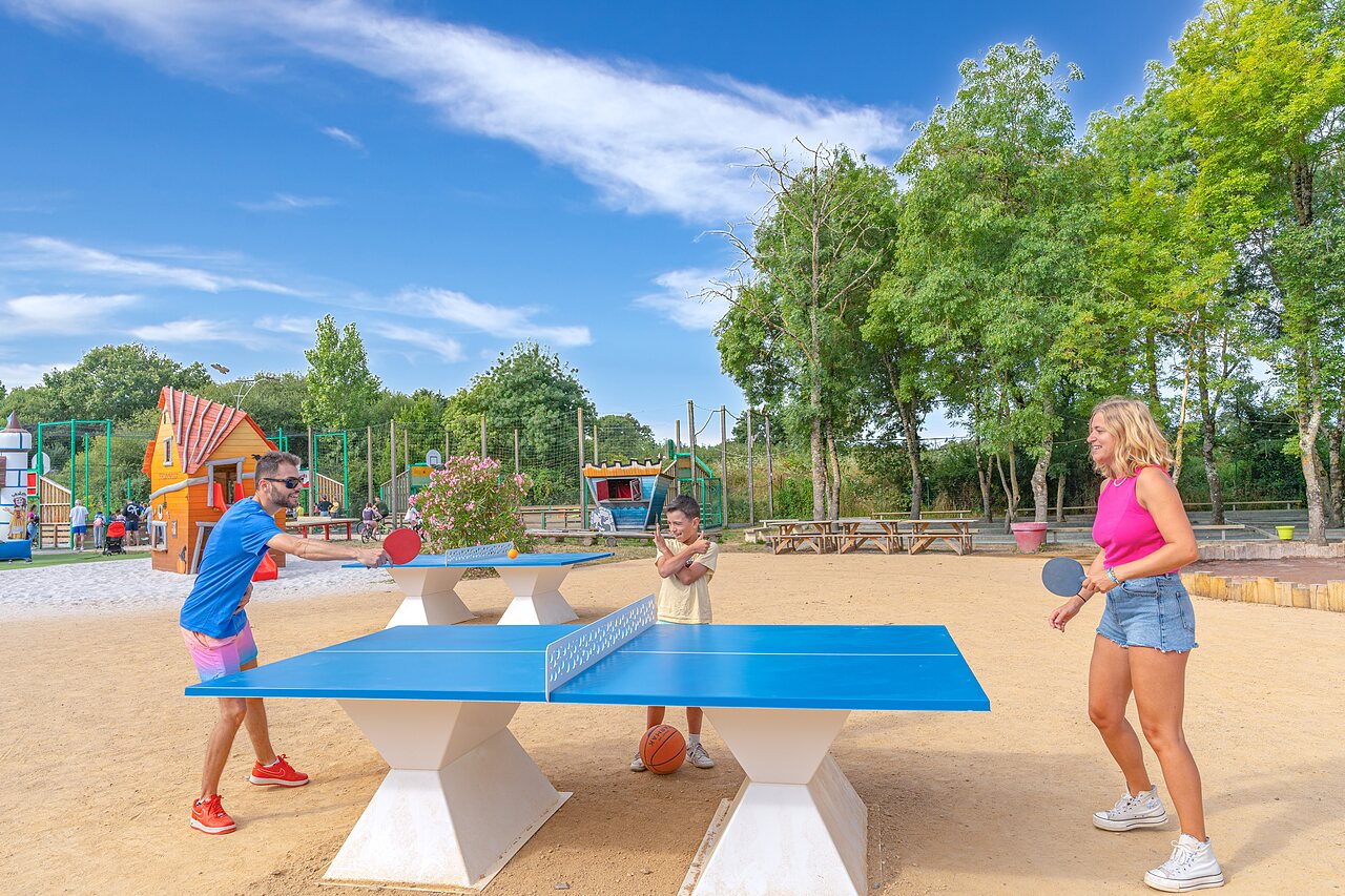 Outdoor table tennis for families at CAPFUN Forges campsite in Avrille (85).