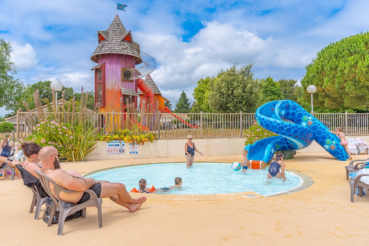 Kids' pool, colorful slides and water games at CAPFUN Forges campsite in Avrille (85).