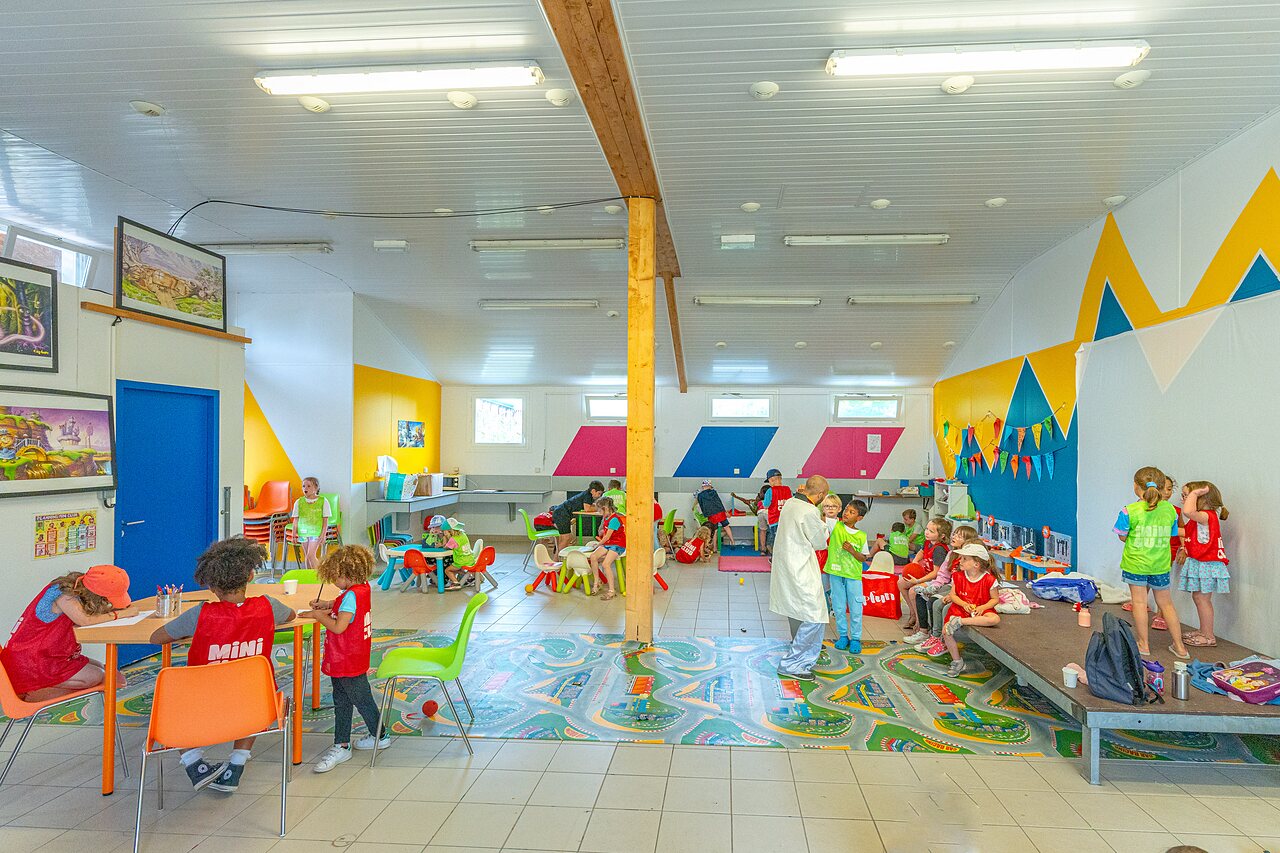 Lively kids' club with activities and games at CAPFUN Forges campsite in Avrille (85).