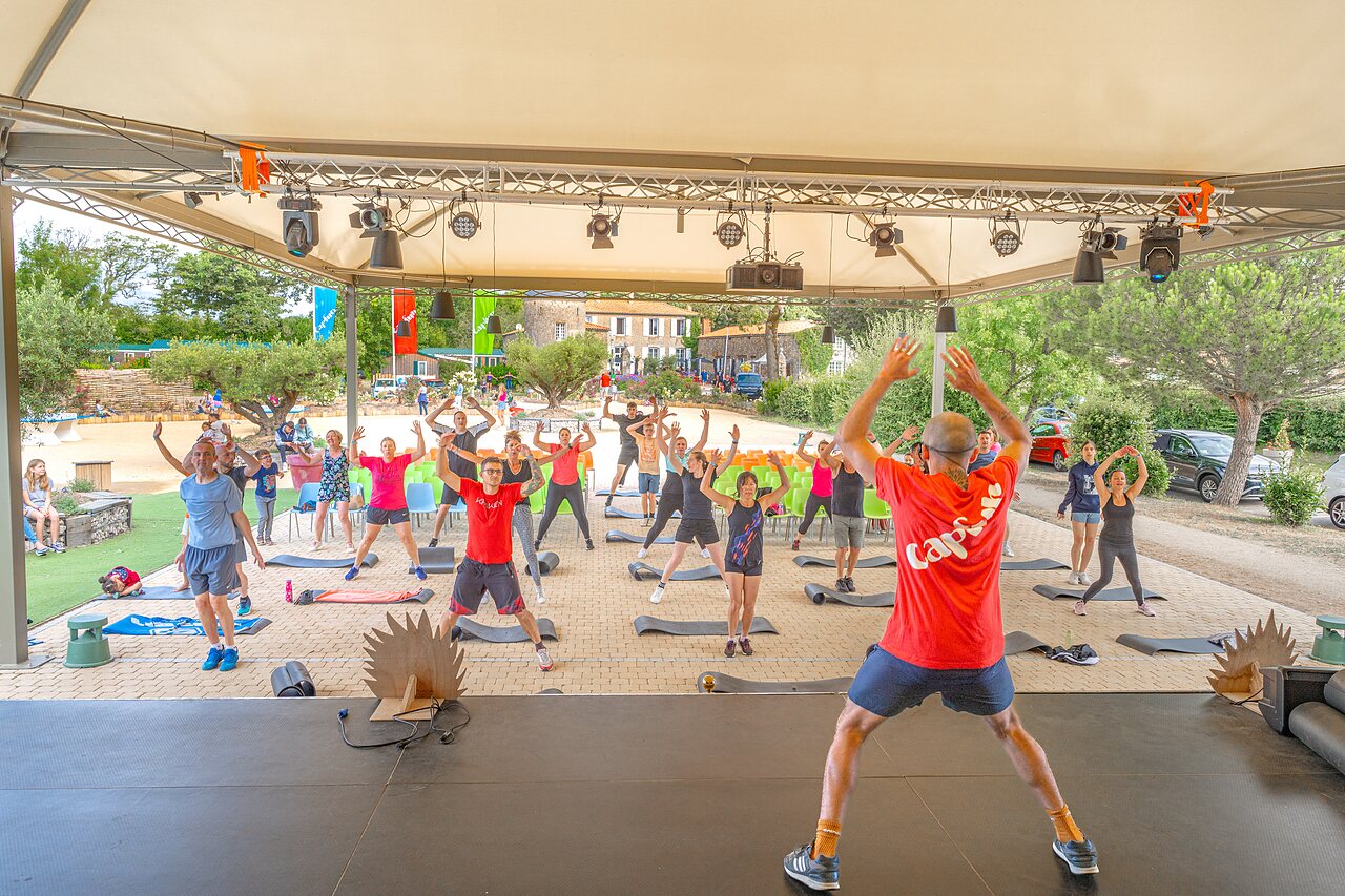 Group fitness class with instructor at CAPFUN Forges campsite in Avrille (85).