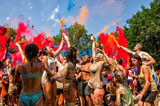 Colorful animation with Holi powder and joyful group at CAPFUN Forges campsite in Avrille (85).