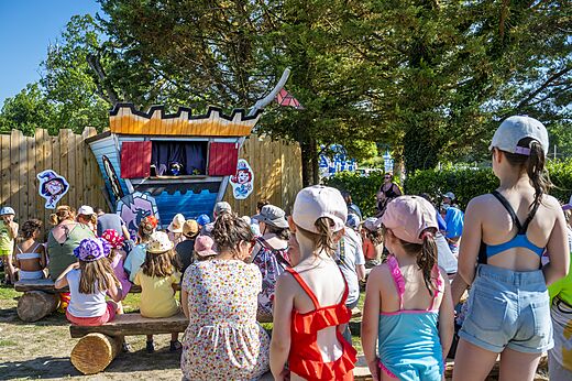 Outdoor puppet show for children at CAPFUN Forges campsite in Avrille (85).