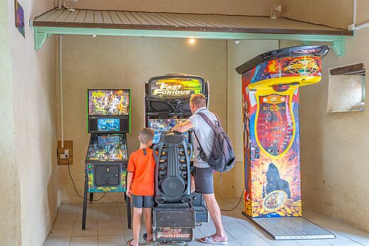 Game room with arcade machines and pinball at CAPFUN Forges campsite in Avrille (85).