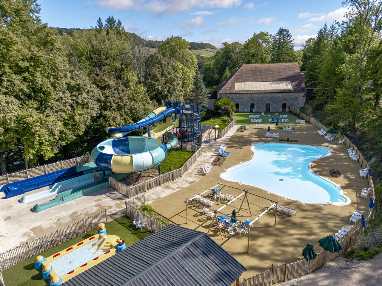 Outdoor swimming pool, water slides and water games at CLICOCHIC Forge Sainte Marie campsite in Thonnance-les-Moulins (52).