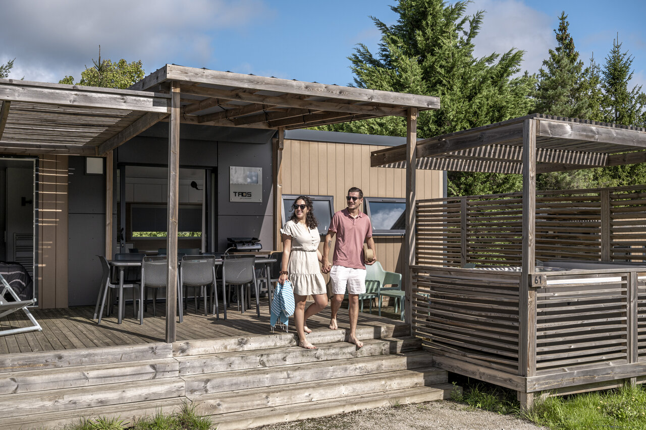 Taos mobile home, wooden terrace, couple at CLICOCHIC Forge Sainte Marie campsite in Thonnance-les-Moulins (52).