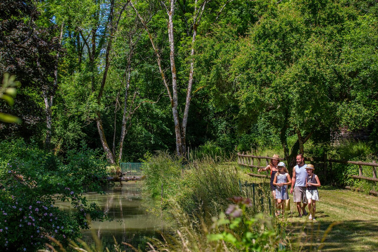 Family walking on natural path at CLICOCHIC Forge Sainte Marie campsite in Thonnance-les-Moulins.