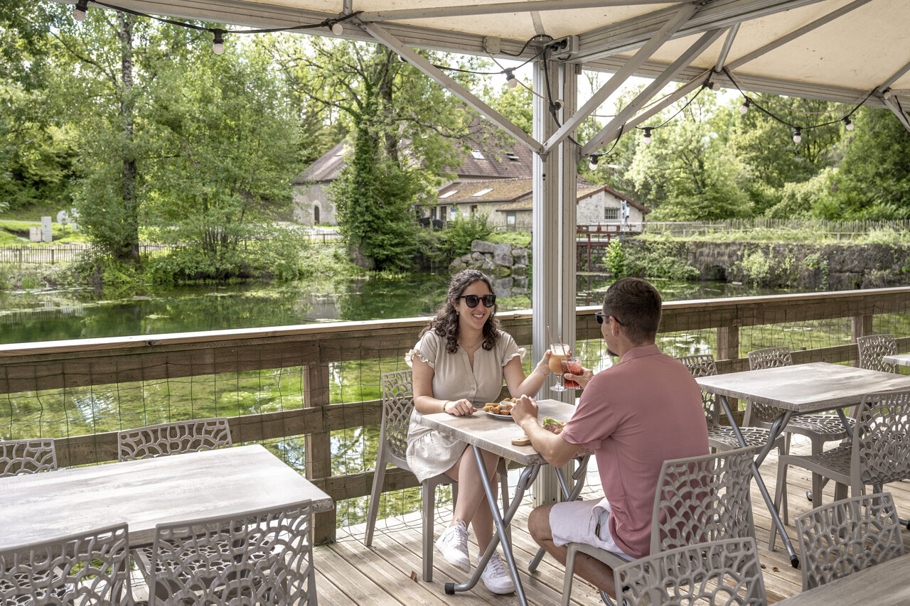 Restaurant terrace at campsite CLICOCHIC Forge Sainte Marie in Thonnance-les-Moulins (52).