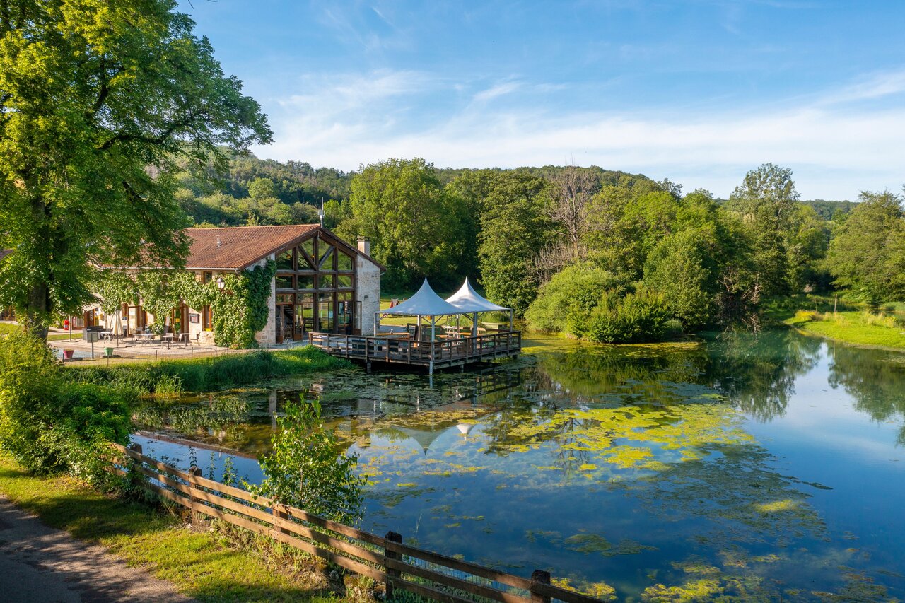 Restaurant on the pond at camping CLICOCHIC Forge Sainte Marie in Thonnance-les-Moulins (52).