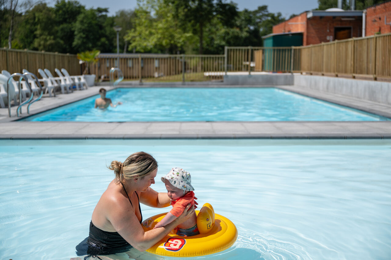 Mother and baby in the paddling pool at CAPFUN Fort Bedmar campsite in Sint-Gillis-Waas.