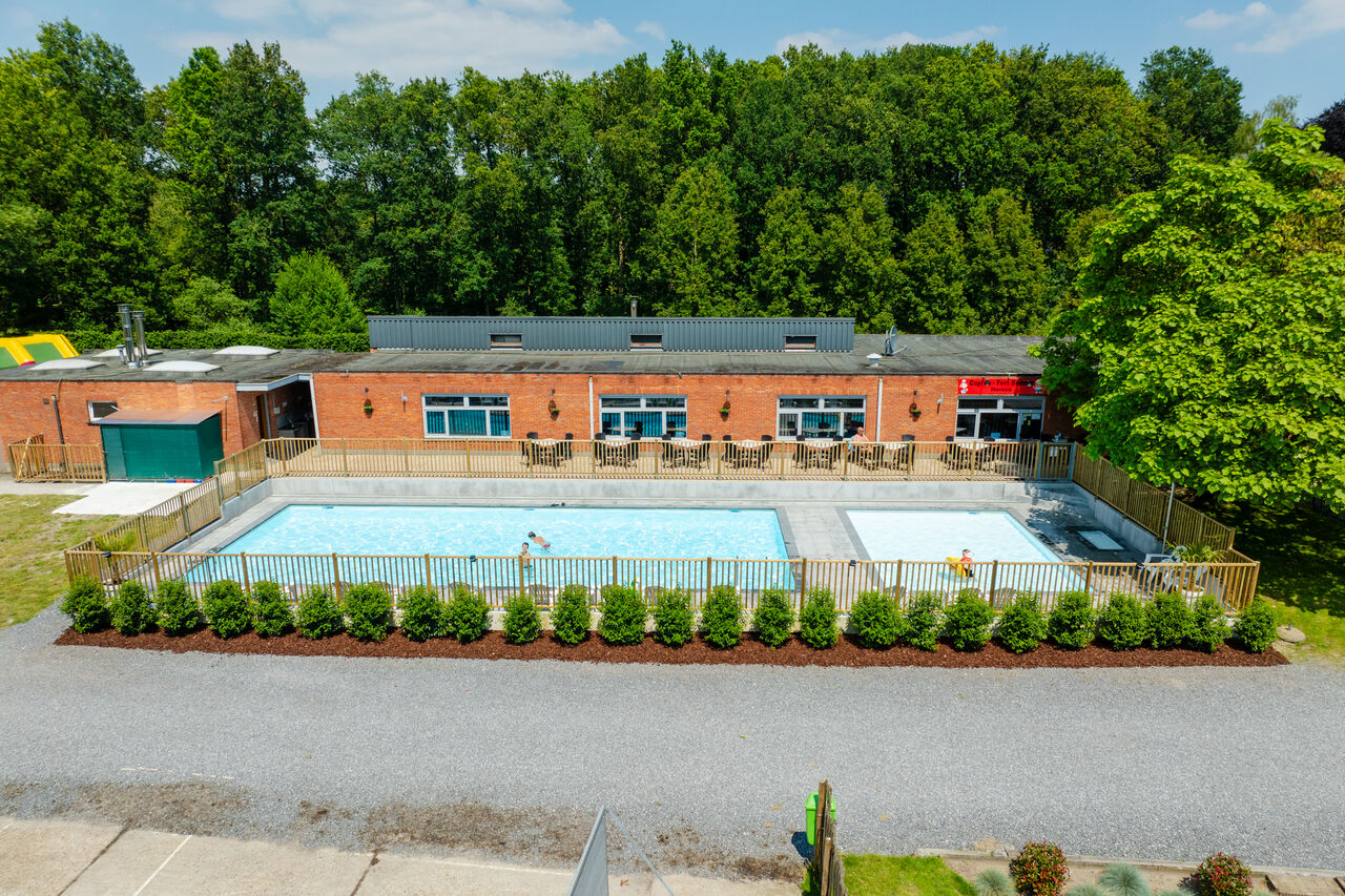 Outdoor pool, children's pool, restaurant terrace at CAPFUN Fort Bedmar, Sint-Gillis-Waas.