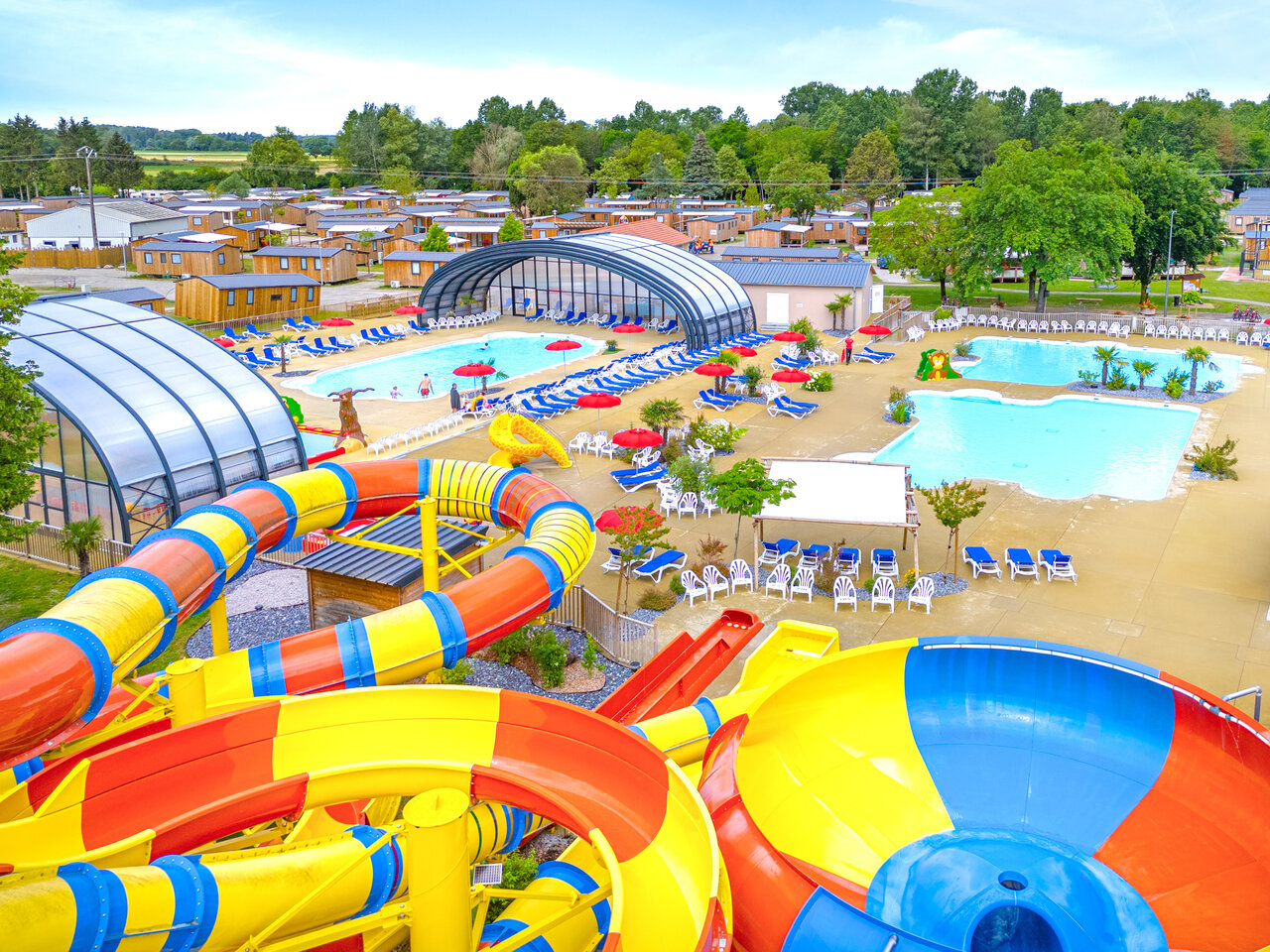 Water slides, outdoor and indoor pools at CAPFUN Fort Falabraque campsite in Seltz (67).
